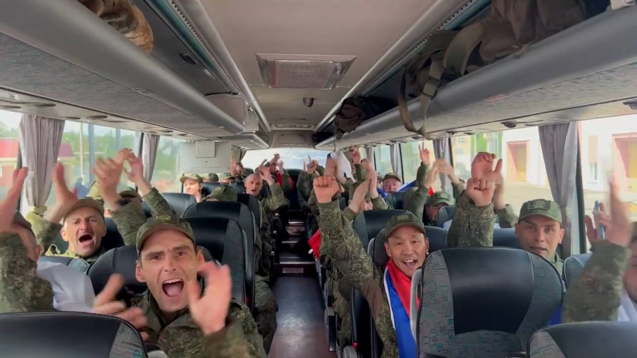 «Передай, что я жив и здоров»: российские военные вернулись из украинского плена