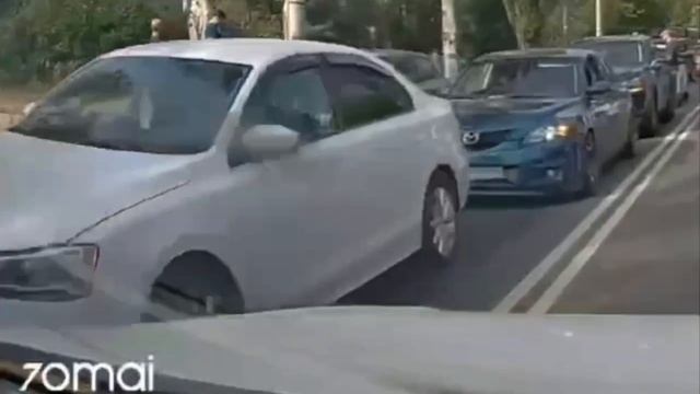 Видео с места ДТП с участием 4 машин возле "Галактики" в Макеевке