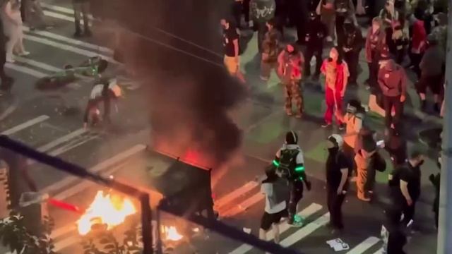 ПЕРЕКИНУЛИСЬ НА ДРУГИЕ ГОРОДА: массовые протесты в Соединенных Штатах набирает обороты.