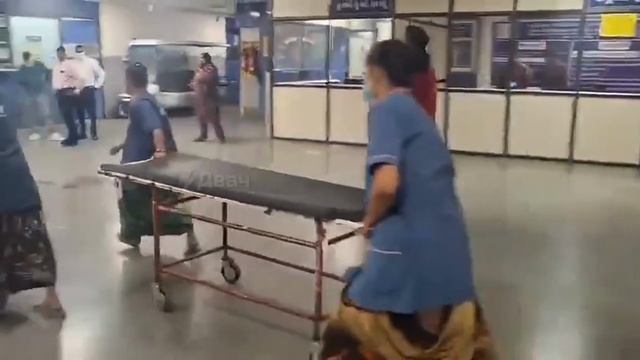 Самолёт лежит на жилых домах, а в больницах полный хаос. Кадры из Индии, где упал самолёт.