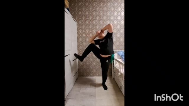 Поднимаем колени в стороны