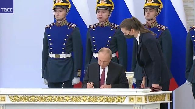 Партийцы прочли стихотворение ко Дню России