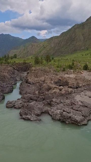 Волшебный вид с Ороктойского моста: Катунь в самом сердце Алтая 🌉🌊