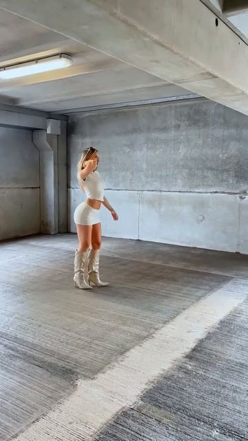 7VfJW7FXH9c - These Mini Skirts look beautiful on this girl #shorts