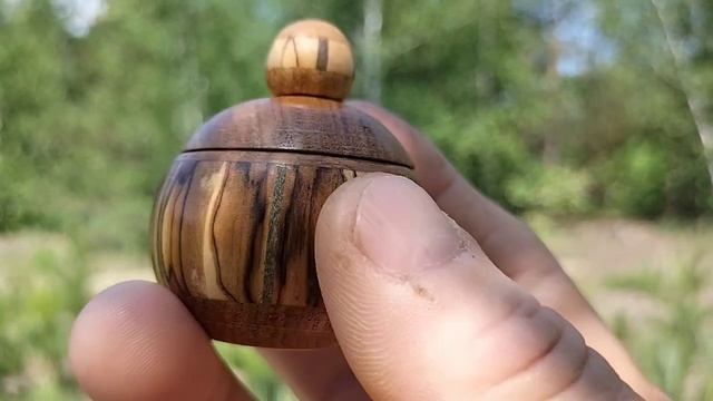 Шкатулка в июньском лесу на березе с цветами зверобоя