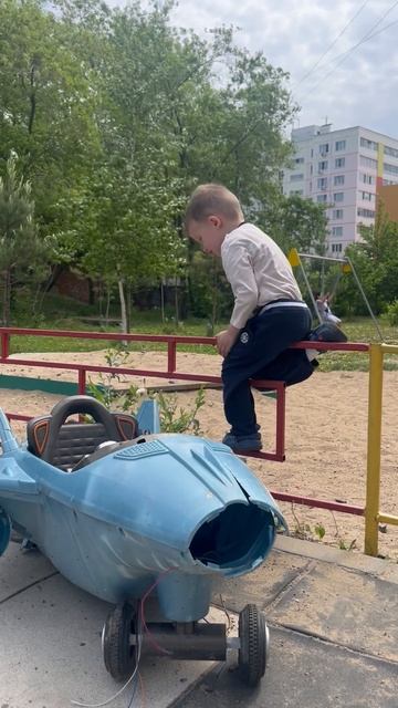 Володя и большой самолёт на детской площадке. Володе 3,10 года.