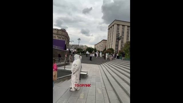 Вроде и праздник такой, а женщина в центре Москвы, ходит с полностью закрытым лицом !!!