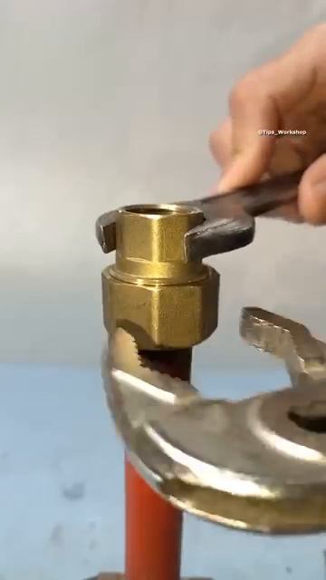 Как надежно прикрепить шаровой кран к безрезьбовой трубе #diy #сантехника #советы
