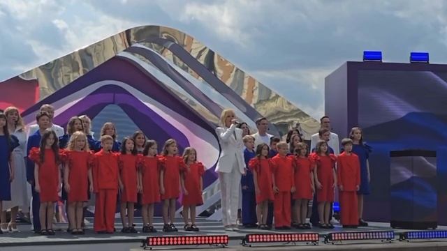 День России 2025: Валерия спела Гимн страны на Манежной площади