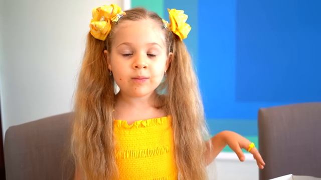 Диана и Рома Диана и Рома притворяются, что играют в школу, и едят нездоровую пищу