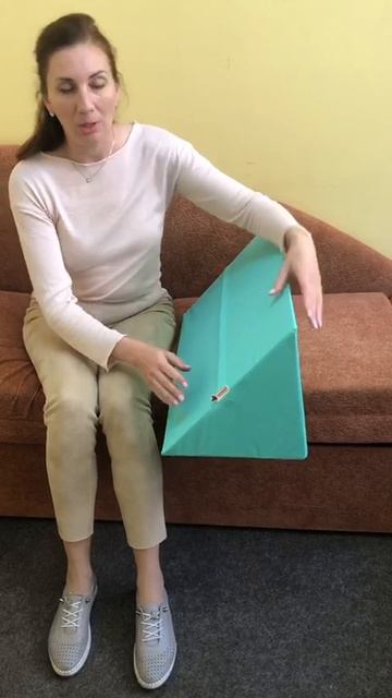 Треугольная подушка под колени Призма