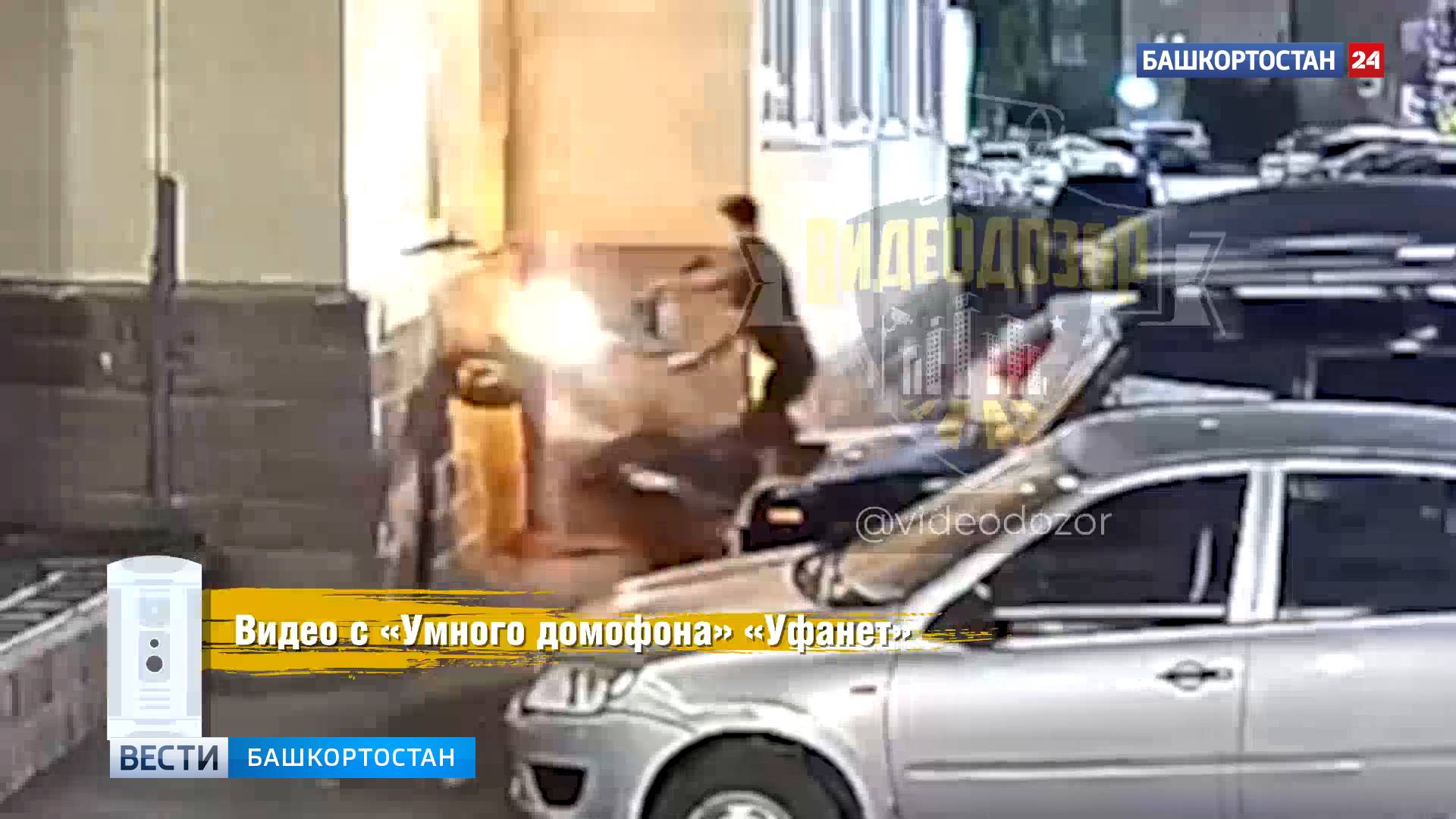 Уфимец на скутере протаранил припаркованную машину и врезался в стену дома
