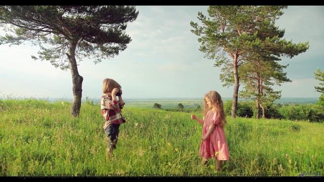 Мелодия превращает кадры в личный портал в мечты - Play Me a Time -- Ayla Nereo -- Play Me a Time