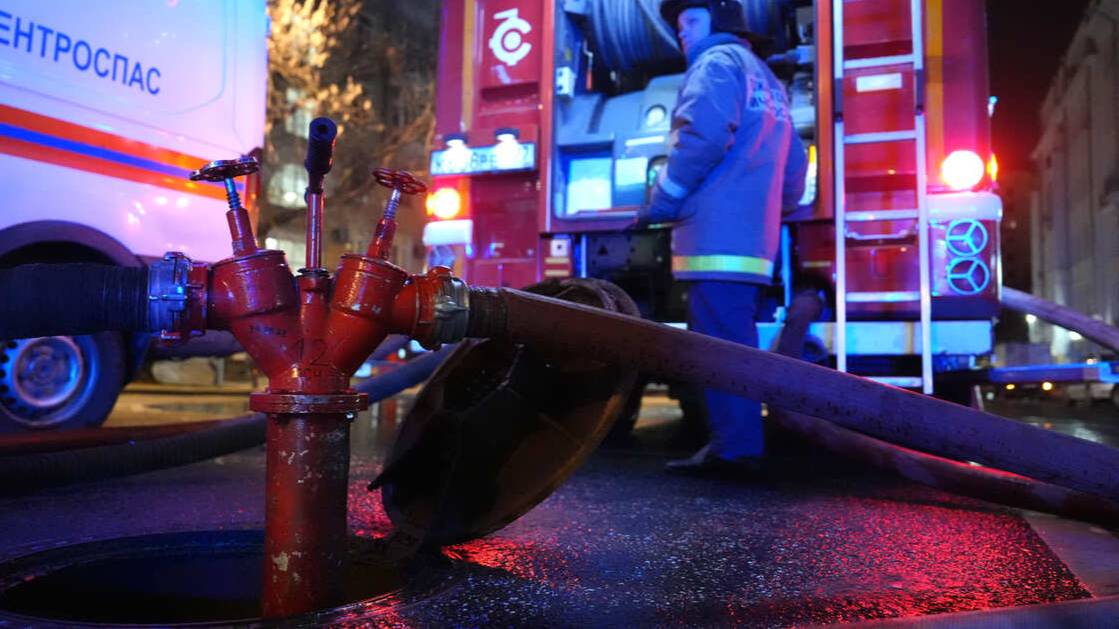 Мужчина поджег комнату и угрожал покончить с собой в Москве