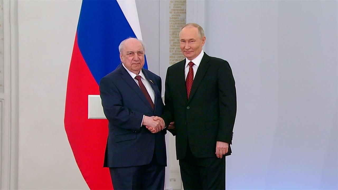 Президент вручил звезды Героям труда и государственные премии