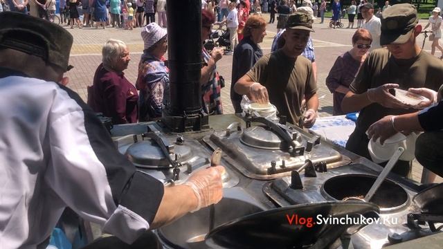 Раздача солдатской каши в День России