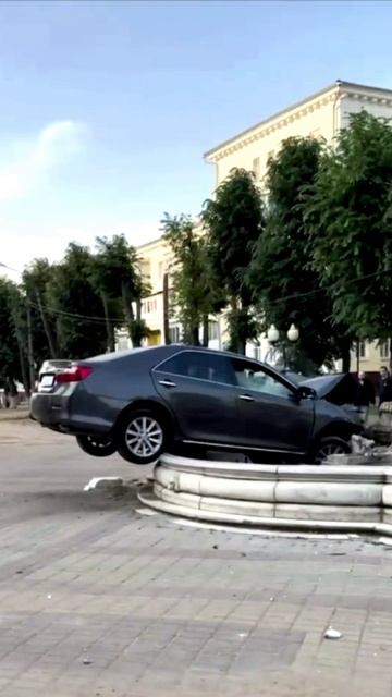 В Ступине авто влетела в фонтан