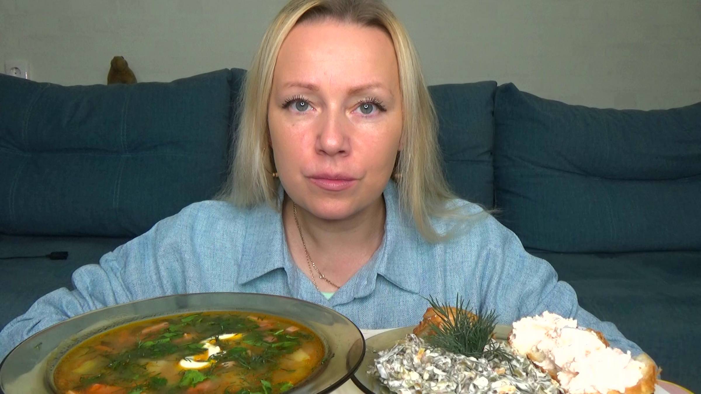 Мукбанг  солянка кислая, морская капуста, бутеры. Еда на камеру.