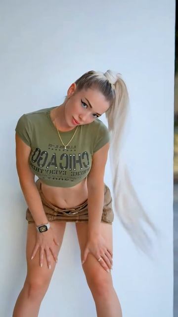 8ImCVNM4YKo - This girl looks stunning in these outfits #shorts