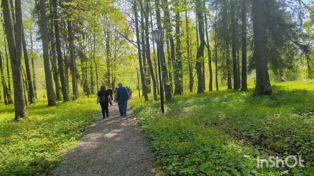 Закончился бал, пошли гулять по усадьбе