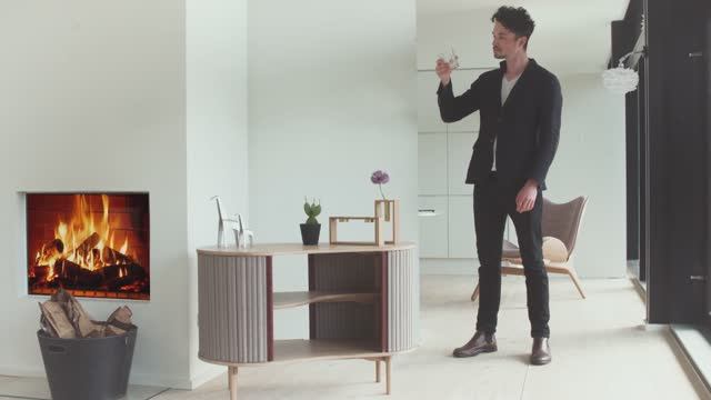 Комод Audacious Cabinet, смена декораций