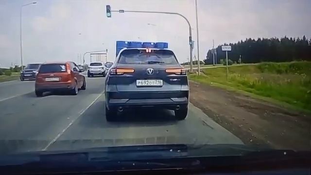 В Татарстане водитель решил подрезать минивен, объезжая пробку по обочине, но внутри оказались силов