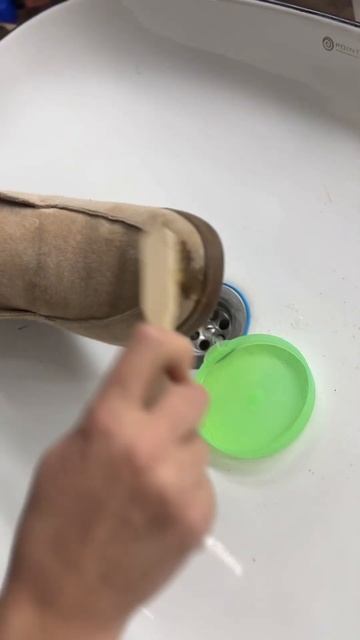 Средство, которое подходит для светлого нубука и замши #sibiria #family #love #russia #lifehacks