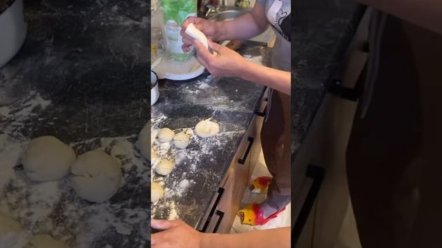УЧИТ ЛЕПИТЬ ЧЕБУРЕКИ! ИРИШКА ЧИКИ ПИКИ ДЕЛИТСЯ ОПЫТОМ С ТАНЮШЕЙ