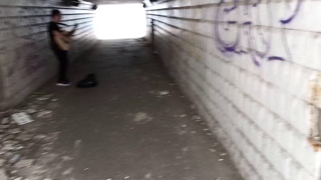 Саратов. Музыкант в подземном переходе у гипермаркета "Тау Галлереи* и Завода холодильников*Саратов"
