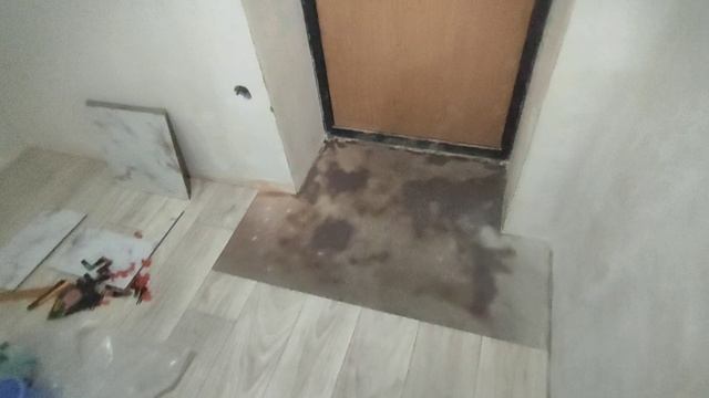 Напольная ПЛИТКА в ПРИХОЖУЮ своими руками. Как выложить пол в прихожей плиткой.