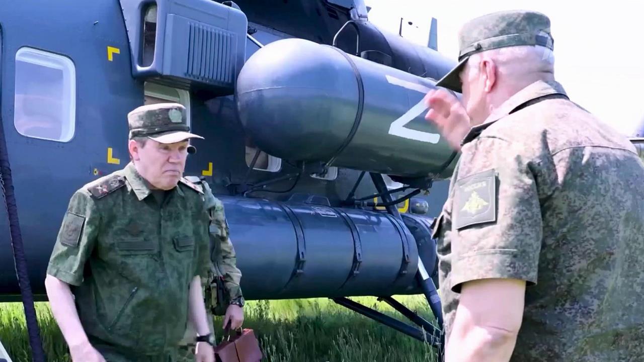 Начальник Генштаба ВС РФ проверил, как выполняют задачи спецоперации бойцы группировки "Запад"