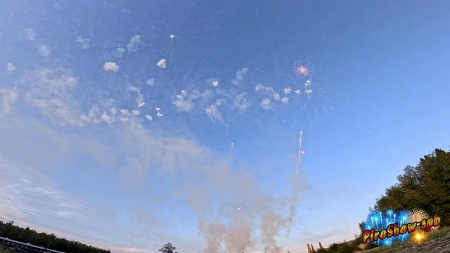 Фейерверк в белые ночи города Санкт-Петербург