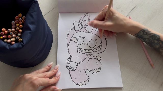 Раскрашиваю Лабубу карандашами. Развлекательное видео для детей