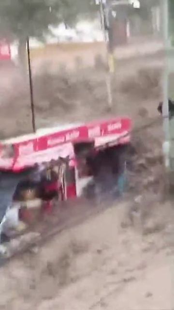 Стремительный поток паводковых вод сносит людей и машины в городе Ла-Пас (Боливия, 20 марта 2024).