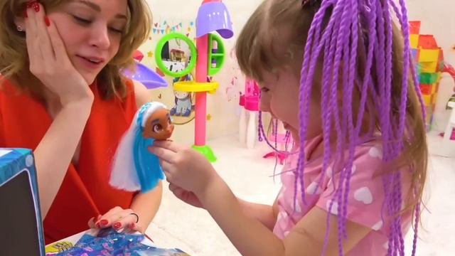 Ева и мама делают похожие причёски как у ярких кукол.