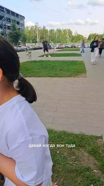 Кошка Мила впервые на прогулке.mp4