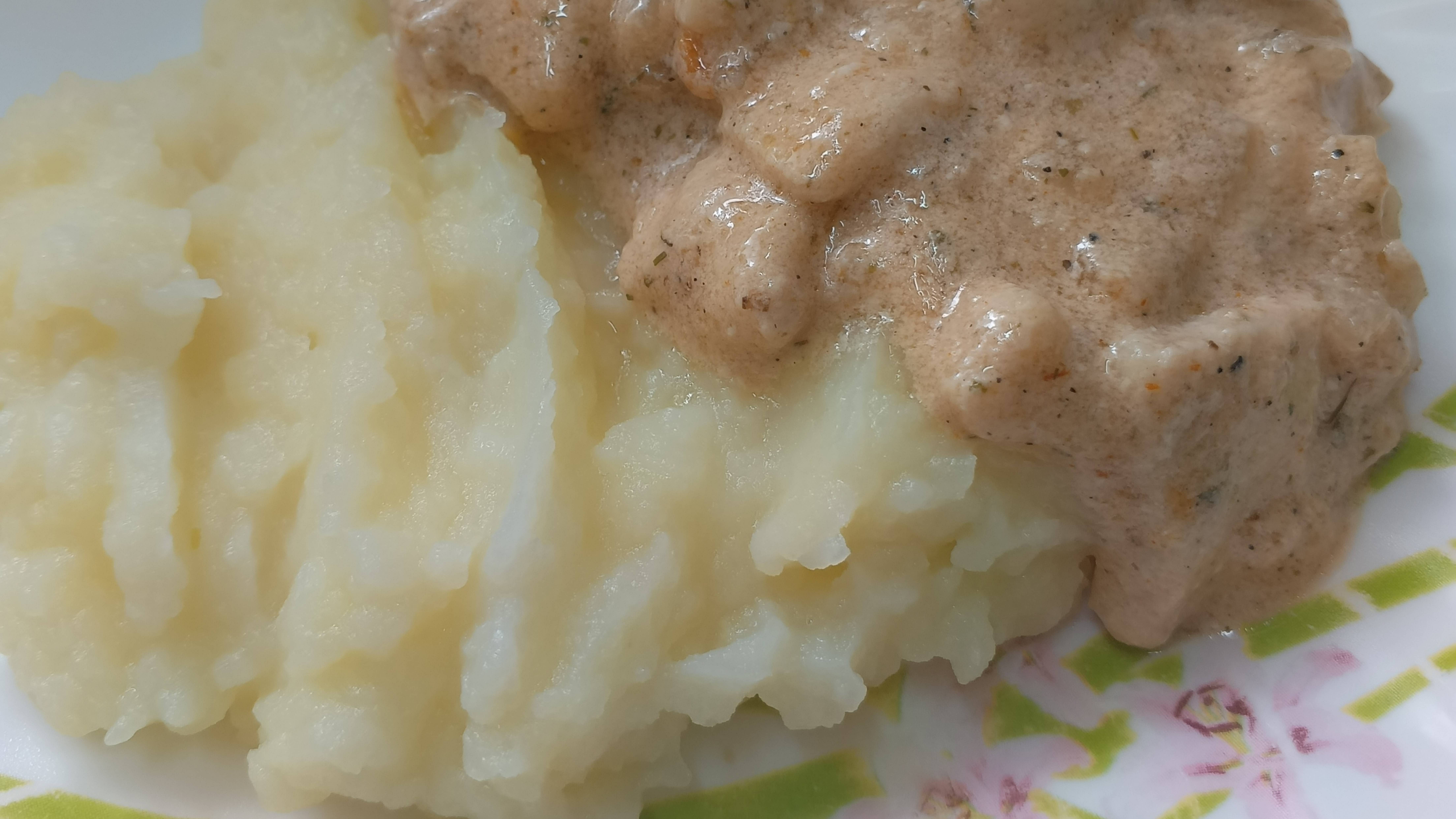 Вкусная подлива аля"бефстроганов" к любому гарни из того что есть. ВКУСНО, ПРОСТО И ОЧЕНЬ ВЫРУЧАЕТ!