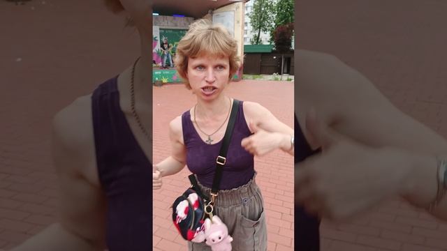 Девушка вошла в роль и показала, как выглядел Лесник из песни Король и Шут