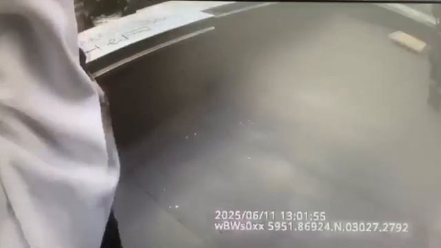 Эпичное видео с крыши петербургской многоэтажки: росгвардеец хватает девушку, сидящую на парапете...