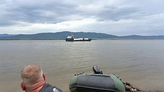 Проплывает очередное судно