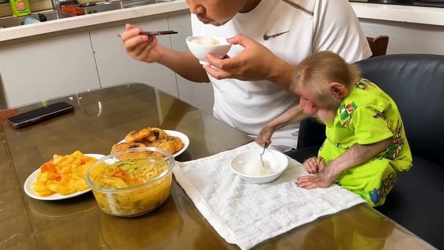Обезьянка крошка ест с папой с одной вилки и посуды за столом Запивает молоком В гамаке поспала На к
