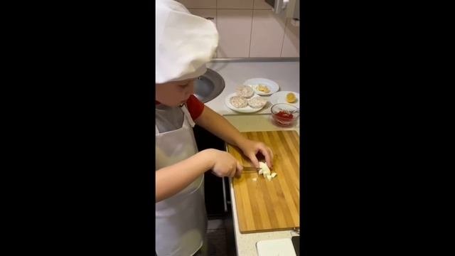 Брускета з авокадо та мікрогріном