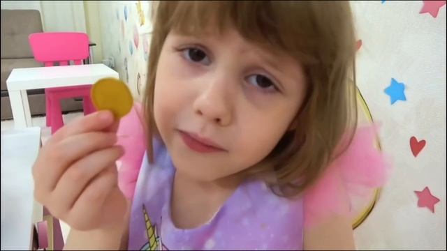 Ева и мама. Ева старается быть классным продавцом мороженого.