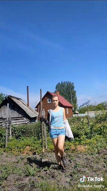 Самая красивая девочка на огороде