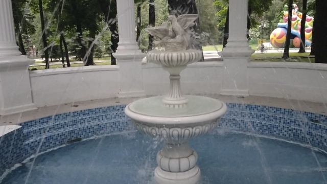 🏰 Тайны старого парка: загадочный фонтан с колоннами!