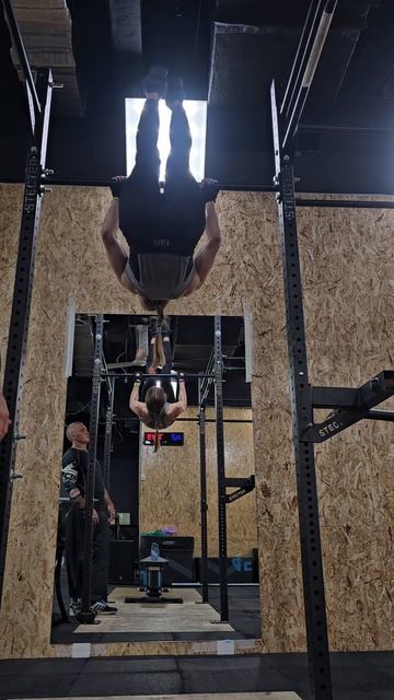 Подъем с переворотом на турнике 💪 только учусь,  а этот ... запорол мне подход🤦♀️