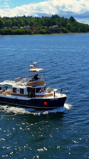 🚤 Nordic Tug спешит по водам залива Пьюджет!