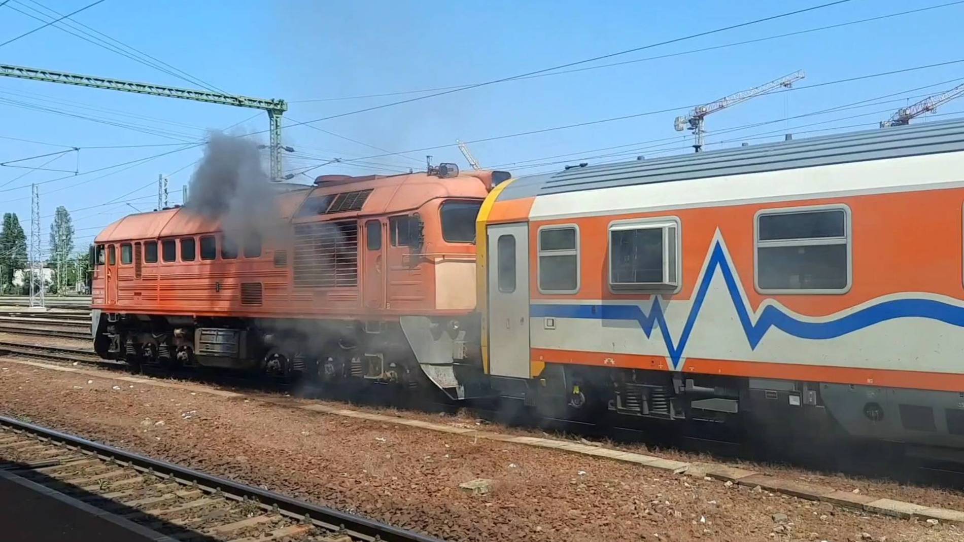 Дымнул!! Тепловоз М62 отправляется с вагоном лабораторией