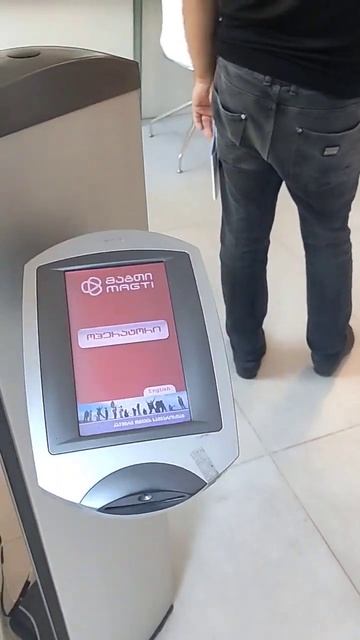 Офис сотового оператора магти в Тбилиси. Очередь в салоне связи Magti.