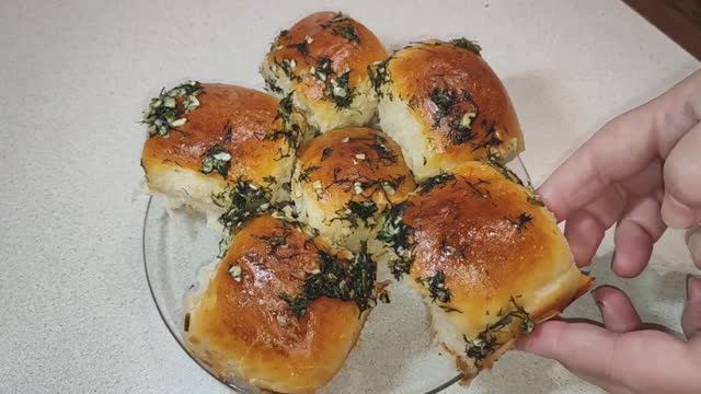 Пампушки с чесноком очень вкусные и ароматные к борщу